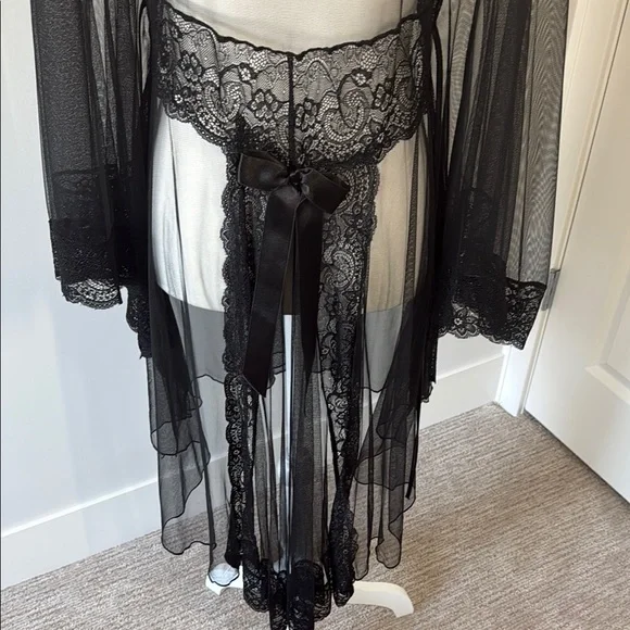 Elegant Black Lace Sheer Robe - Picture 3 of 7